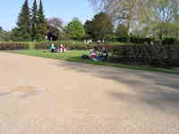 London, April 13-15th 2007: Meeting Sun Lim. Regent's Park: the ladies needed a break and I was thankful too.