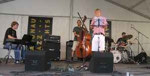 Langnau Jazz Nights 2007: Junior Jazz Meeting on the Viehmarktplatz. July 28th 2007. Candidates of the Jazz School contest: three places for two semesters of basic music school could be won.