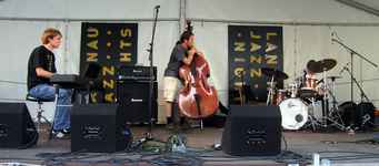Langnau Jazz Nights 2007: Junior Jazz Meeting on the Viehmarktplatz. July 28th 2007. Candidates of the Jazz School contest: three places for two semesters of basic music school could be won.